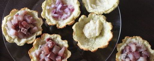 Шаг 5: селедки под шубой в картофельных корзинках