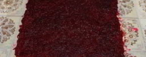 Шаг 1: селедки под шубой в пленке