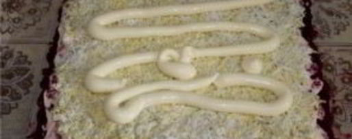 Шаг 2: селедки под шубой в пленке