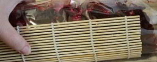 Шаг 6: селедки под шубой в пленке