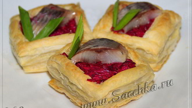 Рецепт Закуски из слоеного теста Селедка под шубой