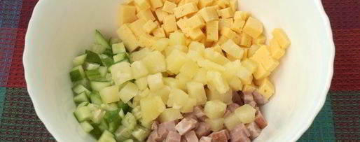 Шаг 2: салата с ананасом, ветчиной и сыром