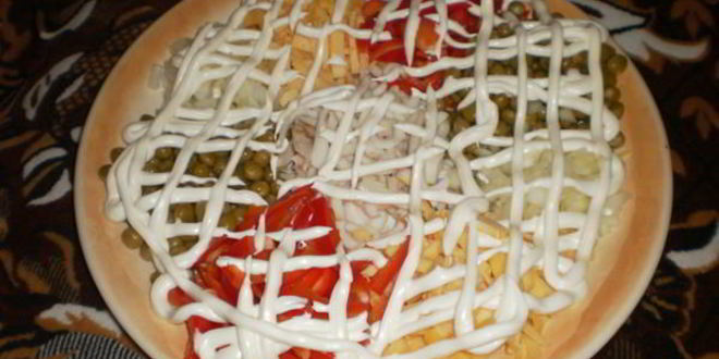 Рецепт салата с кальмаром и горошком