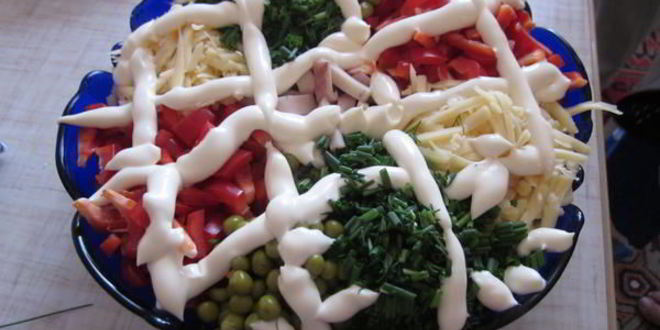 Рецепт салата с кальмаром и горошком