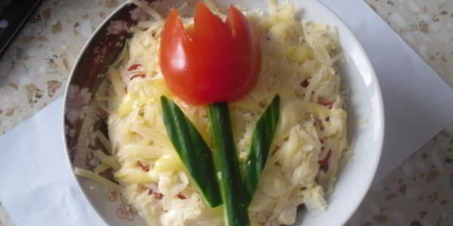 Рецепт салата с крабовыми палочками, овощами и сыром