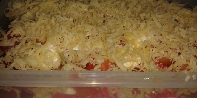 Рецепт салата с крабовыми палочками, овощами и сыром