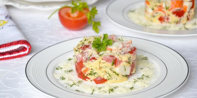 Рецепт салата с крабовыми палочками помидорами и сыром