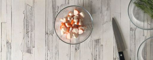 Шаг 1: салата с крабовыми палочками помидорами и сыром