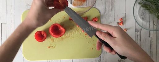 Шаг 2: салата с крабовыми палочками помидорами и сыром