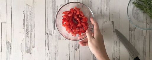 Шаг 3: салата с крабовыми палочками помидорами и сыром