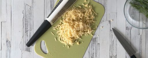 Шаг 4: салата с крабовыми палочками помидорами и сыром