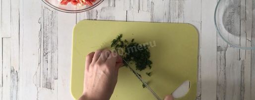 Шаг 5: салата с крабовыми палочками помидорами и сыром