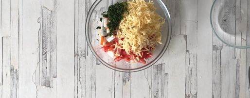 Шаг 6: салата с крабовыми палочками помидорами и сыром