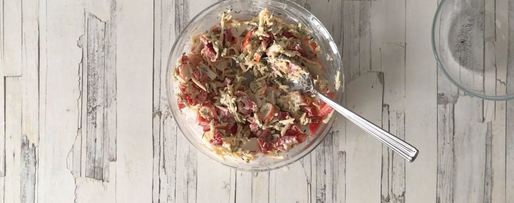 Шаг 7: салата с крабовыми палочками помидорами и сыром