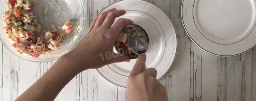 Шаг 8: салата с крабовыми палочками помидорами и сыром