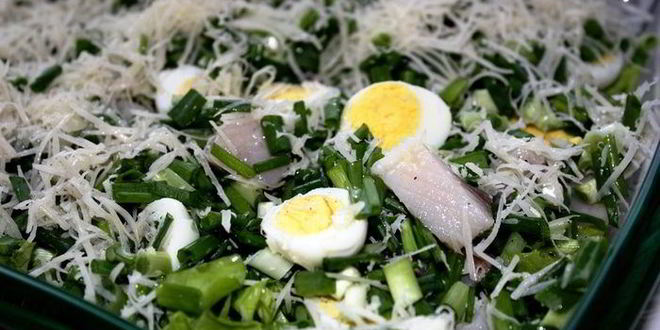 Рецепт салата с перепелиными яйцами и сельдью