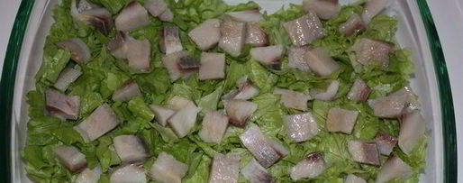 Шаг 3: салата с перепелиными яйцами и сельдью