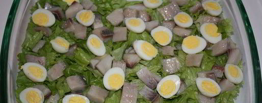 Шаг 4: салата с перепелиными яйцами и сельдью
