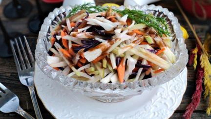 Рецепт Салата с редькой и яблоком