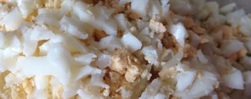 Шаг 1: салата с сардиной, рисом и яйцом