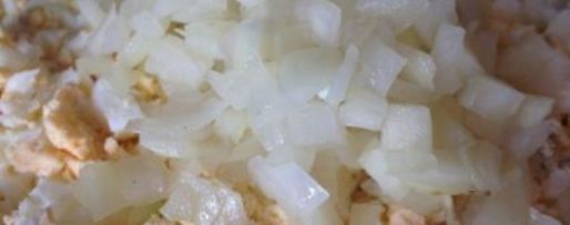 Шаг 2: салата с сардиной, рисом и яйцом