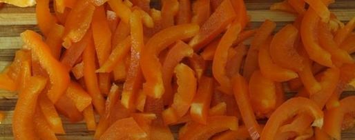 Шаг 1: салата с языком и помидорами