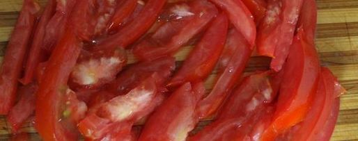 Шаг 2: салата с языком и помидорами