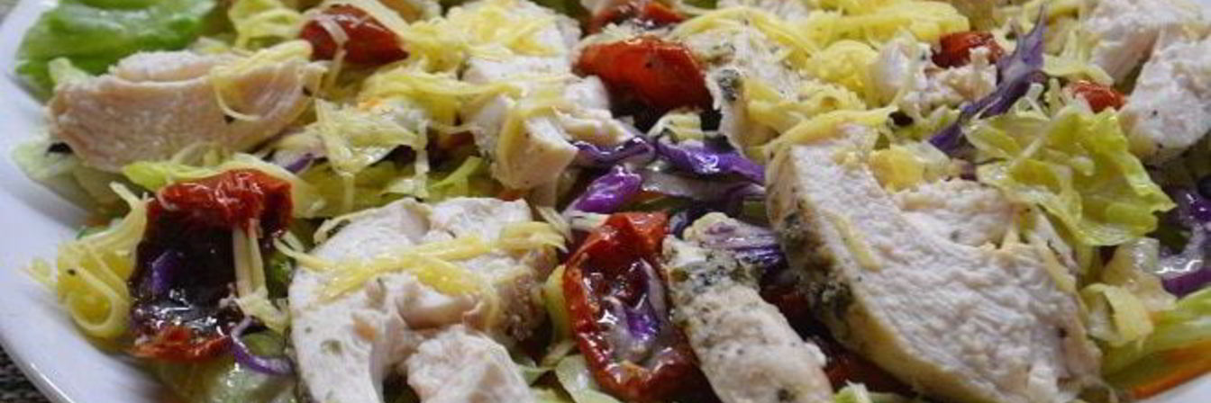 Рецепт Салата с запеченной грудкой и вялеными томатами