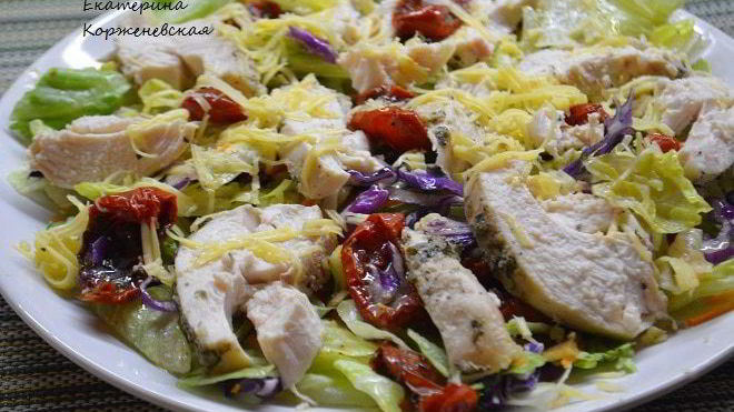 Рецепт Салата с запеченной грудкой и вялеными томатами