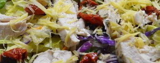 Шаг 2: салата с запеченной грудкой и вялеными томатами