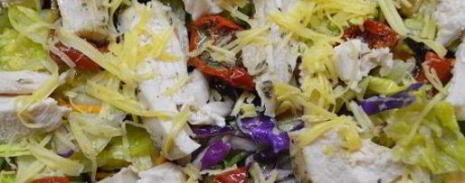 Шаг 3: салата с запеченной грудкой и вялеными томатами