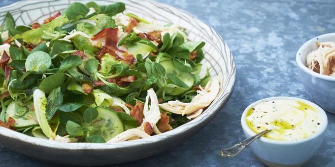 Рецепт салата с жареным цыпленком, беконом и цикорием