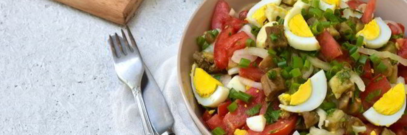 Рецепт Салата с жареными баклажанами и яйцом