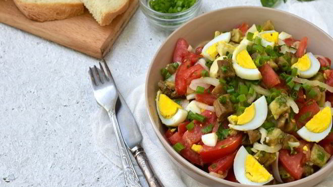 Рецепт Салата с жареными баклажанами и яйцом