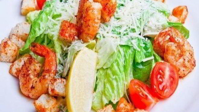 Рецепт Королевского Цезаря с обжаренными креветками