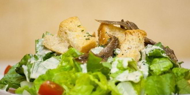 Рецепт легкого салата цезарь с анчоусами