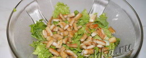 Шаг 2: нежного салата цезарь с курицей и сухариками