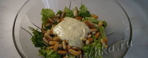 Шаг 3: нежного салата цезарь с курицей и сухариками