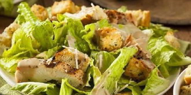 Рецепт салата цезарь с нежной курочкой