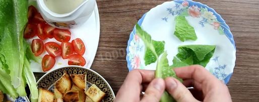 Шаг 10: салата цезарь классический с курицей