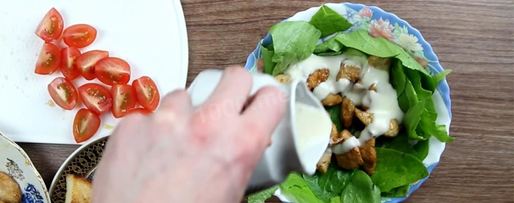 Шаг 12: салата цезарь классический с курицей