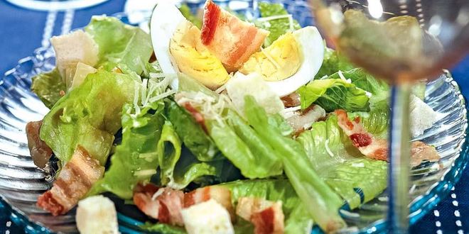 Рецепт салата цезарь с беконом и яйцом