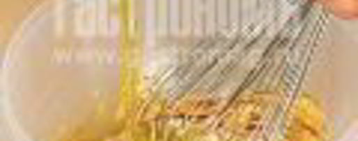 Шаг 1: салата цезарь с беконом и яйцом