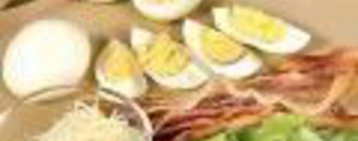 Шаг 2: салата цезарь с беконом и яйцом