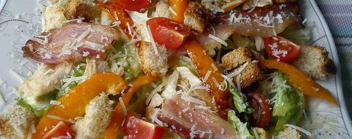 Шаг 8: салата цезарь с индейкой