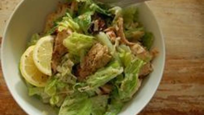 Рецепт Салата Цезарь с копченой курицей и сухариками