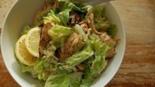 Рецепт Салата Цезарь с копченой курицей и сухариками