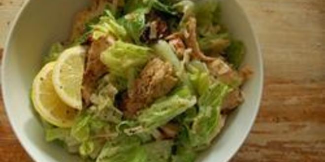 Рецепт салата цезарь с копченой курицей и сухариками