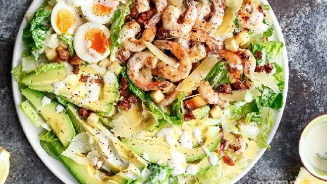 Рецепт Салата Цезарь с креветками и авокадо