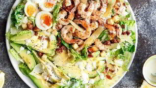 Рецепт Салата Цезарь с креветками и авокадо
